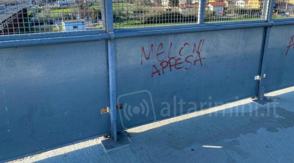 'Meloni appesa' imbrattato il cavalcavia di via Veneto a Riccione - La scritta sul cavalcavia