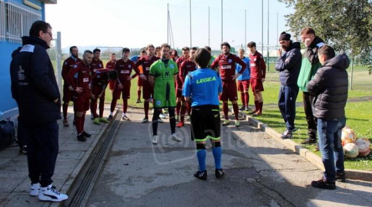 Calcio Prima, Bellariva leader con il Morciano. Giovanardi: 'Con la Bagnese la prova del nove' - L'appello dell'arbitro prima di Bellariva-Roncofreddo. A sinistra Leo Giovanardi