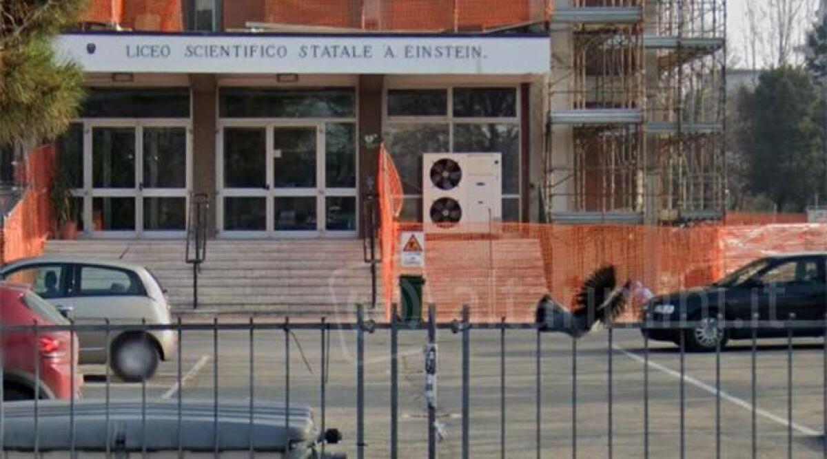 Cantiere al Liceo Einstein: protesta genitori contro lezioni pomeridiane durante i lavori - Ingresso liceo Einstein