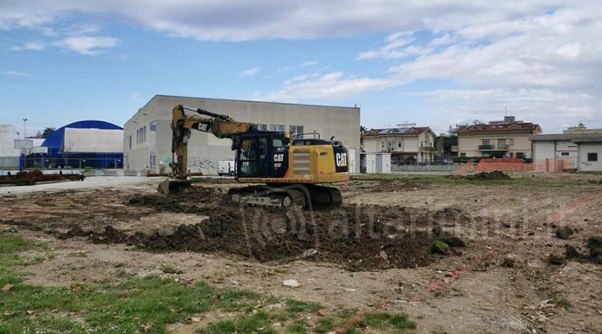 Nuovo Palazzetto di Misano, si comincia: ruspe in azione in via Rossini - Inizio dei lavori di scavo a Misano Adriatico