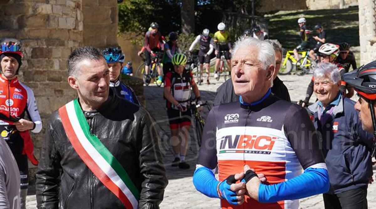San Leo, che sorpresa: in sella alla sua bici arriva la leggenda Francesco Moser - Il Sindaco di San Leo Leonardo Bindi insieme a Francesco Moser