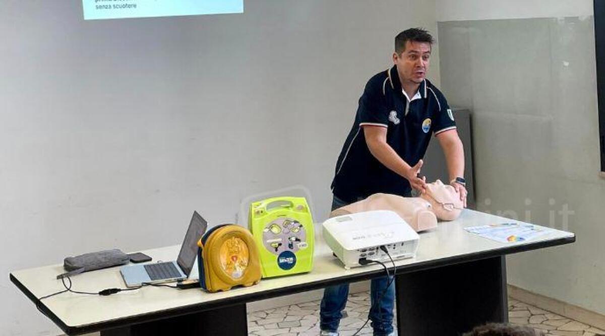 Defibrillatore: a Cattolica corso di formazione per agenti e dipendenti comunali - Un momento del corso