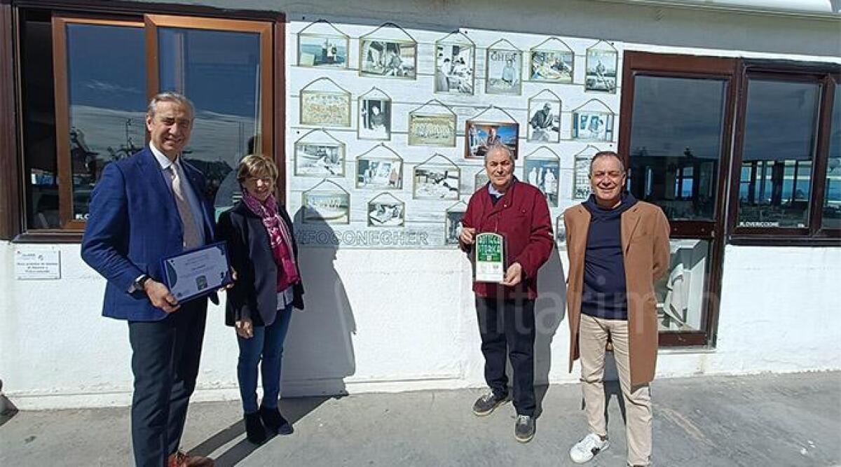 Ristorante Da Gher, uno dei simboli di Riccione: 'inconfondibile l'odore degli spiedini sul molo' -