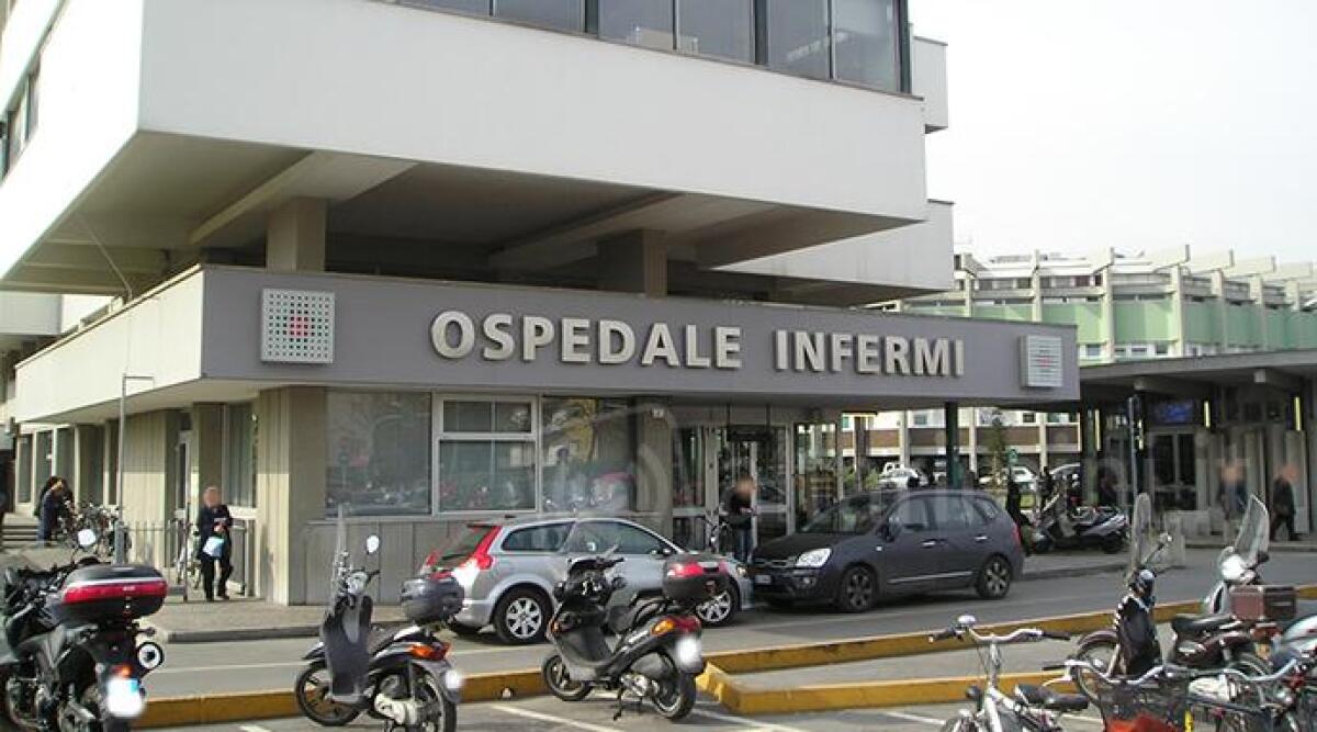 Minaccia suicidio all'Infermi di Rimini: identificato come sospetto autore di rapina in gelateria - L'ingresso dell'ospedale di Rimini