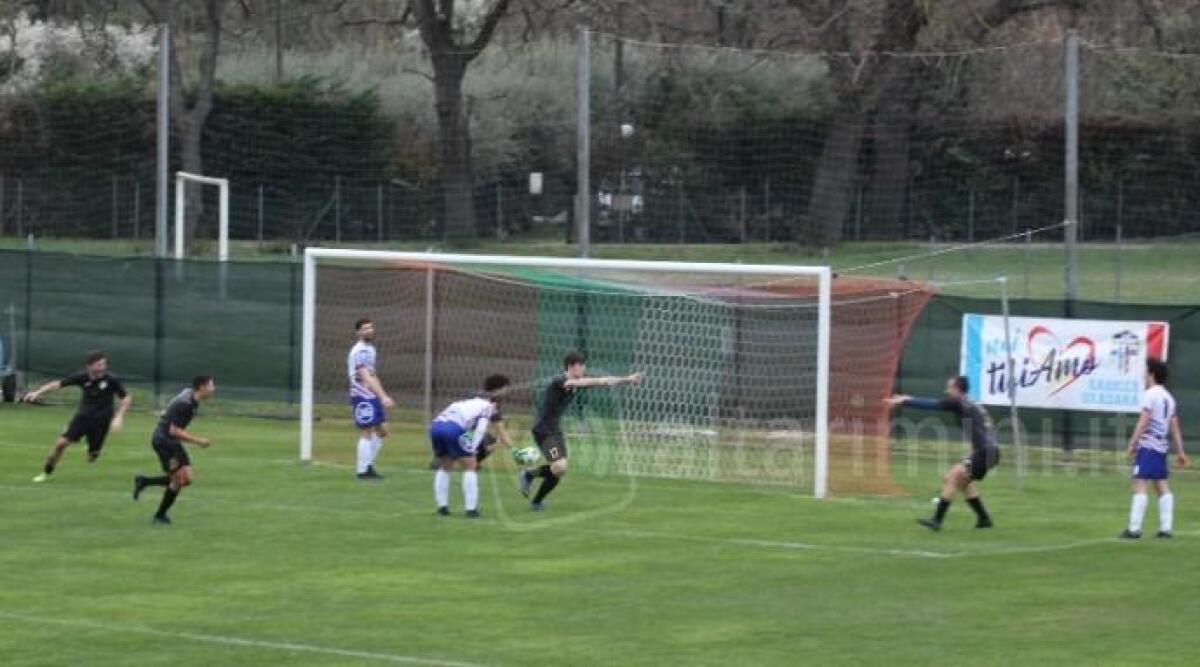 Calcio Promozione: Gabicce Gradara, Donati: 'Felice per il gol, a Moie trasferta dura' - L'esultanza di Donati e Bartolini dopo il gol del 3-2 (foto FB Mondolfo Marotta)