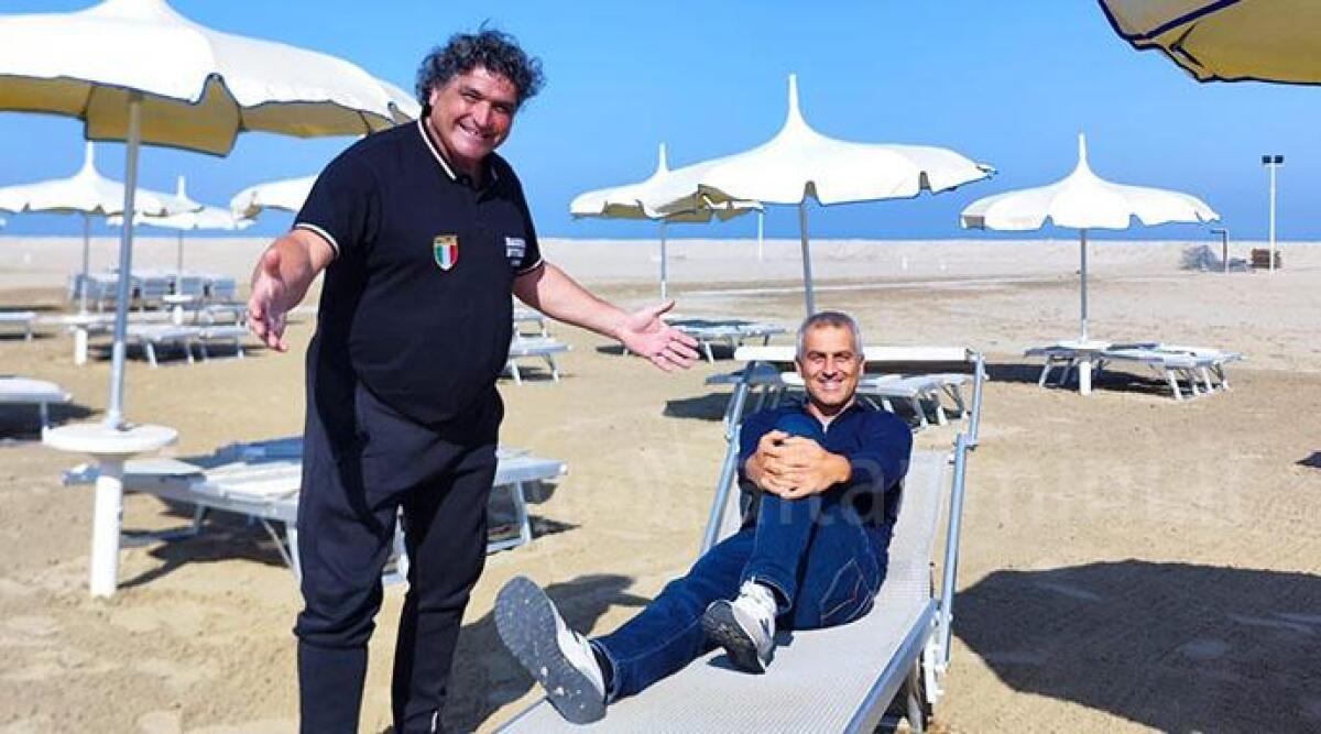 Rimini, dopo l'inverno la spiaggia apre. E il sindaco dà la sua 'benedizione' - Il sindaco Sadegholvaad in visita al Bagnino d'Italia Pagliarani