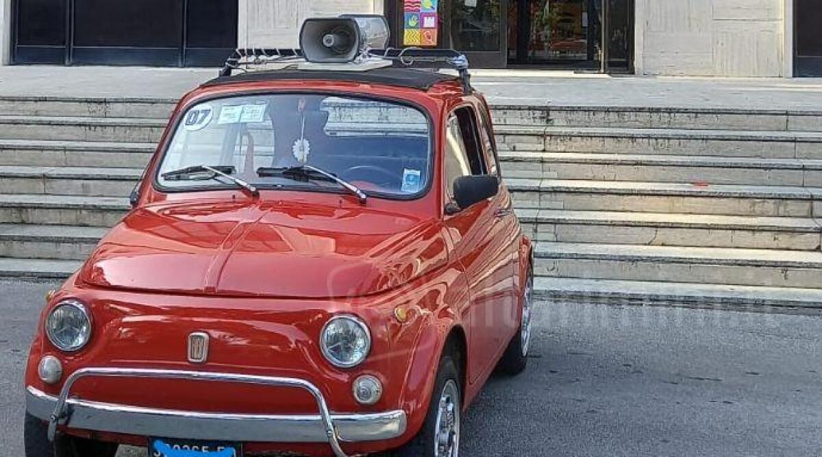 Giro turistico in auto storiche: raduno a Riccione in piazzale Roma - La 500 in piazzale Roma