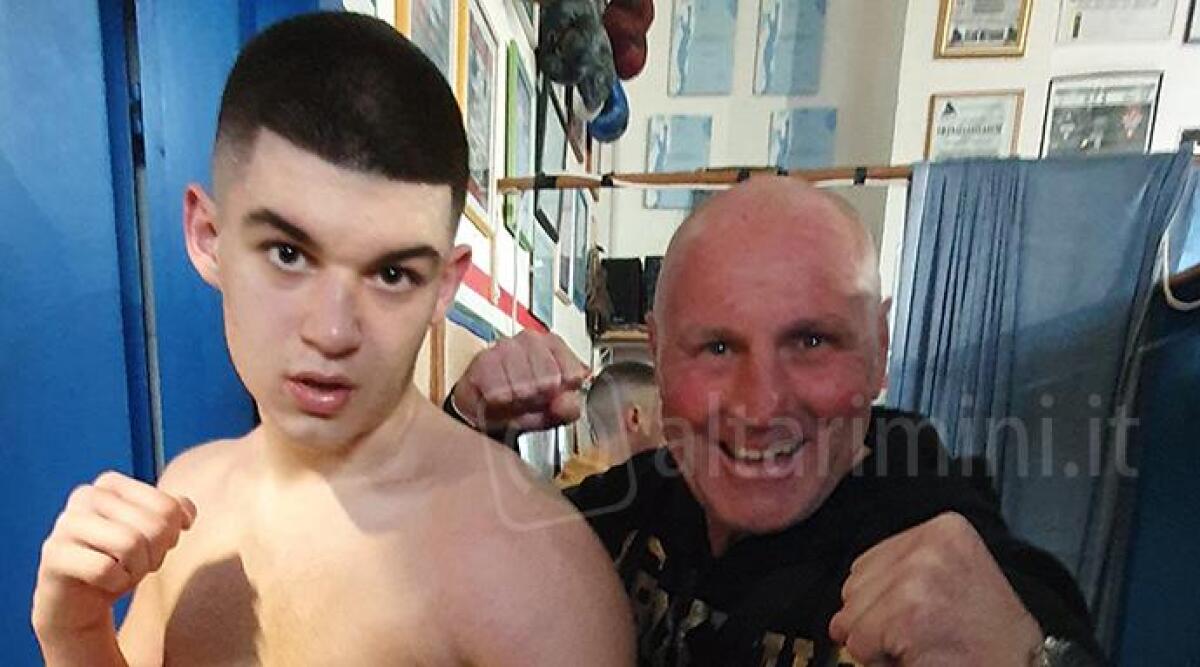 Boxe Santarcangelo, ottima prova sul ring di Fano per il baby gigante Johnny Salaroli - Johnny Salaroli insieme al maestro Tiziano Scarpellini