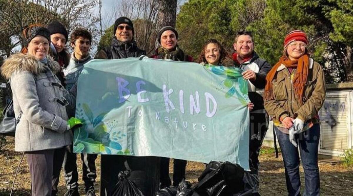 Tre associazioni insieme per pulire la spiaggia della foce del Marano - Alcuni attivisti dell'associazione Be Kind