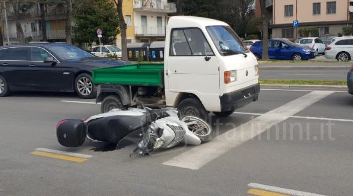 Rimini, incidente davanti all'ospedale: scooter finisce a terra - I mezzi coinvolti nell'incidente