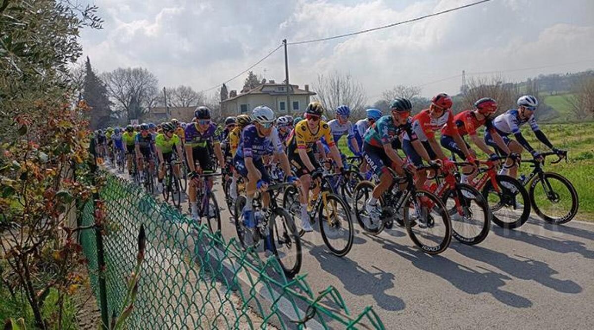 Traffico interrotto a Bellaria Monte per la seconda tappa della "Coppi e Bartali" - Foto Ballante