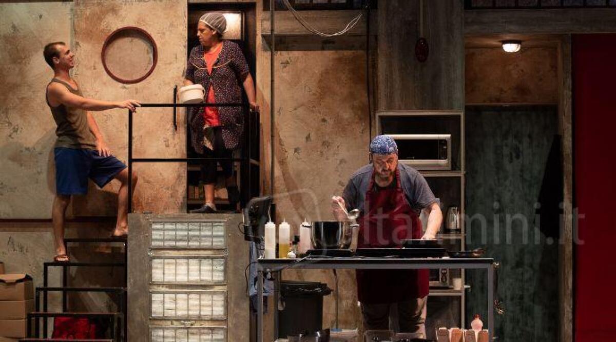 Teatro Galli, per la prima volta a Rimini Carrozzeria Orfeo con 'Miracoli metropolitani' - Una scena dallo spettacolo - foto Laila Pozzo