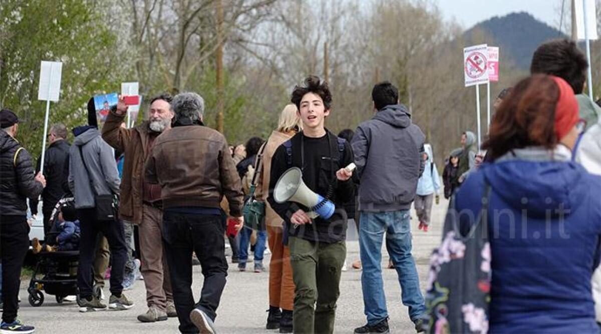 No all'allevamento Fileni, la petizione supera 42.000 firme. Il comitato si raduna alla Cavallara - Tanta partecipazione alla manifestazione