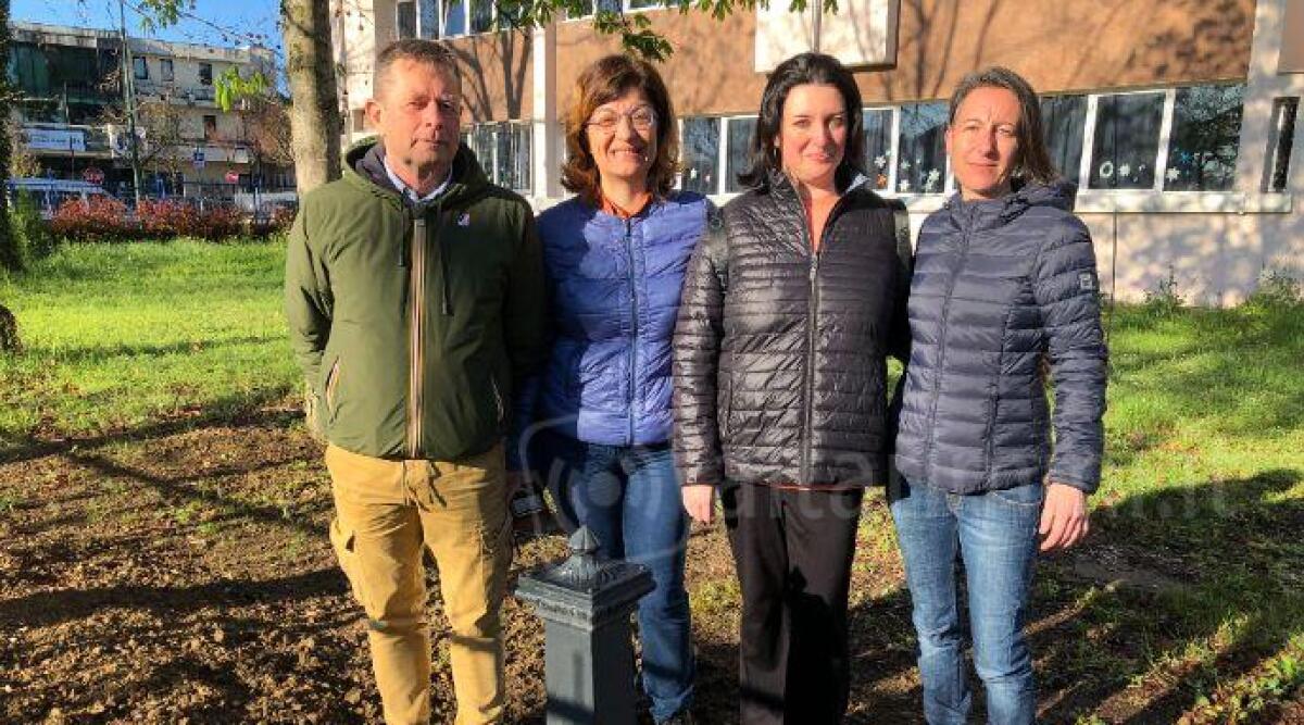 Coriano, nuovi arredi ed attrezzature per le scuole - Gli assessori Pecci e Ottogalli con la dirigente Ic Ospedaletto Barbara Cappellini e una insegnante