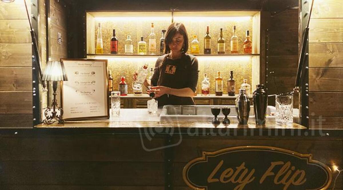 Addio posto fisso: in un rimorchio abbandonato trova il lavoro dei suoi sogni - Letizia Quadrelli all'opera nel suo &quot;Lety Flip&quot;