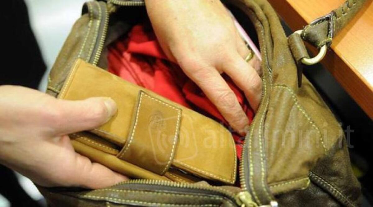 Rimini, ruba portafogli in libreria, minaccia la sicurezza e tenta di scappare: arrestata - Furto portafogli, archivio