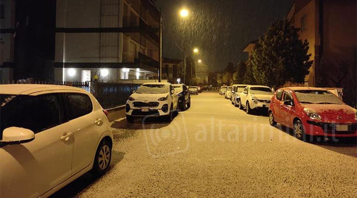 Primavera 'pazza', grandinata su Rimini e risveglio con temperature fredde - Grandine su Rimini PH MICHELE BACCARO