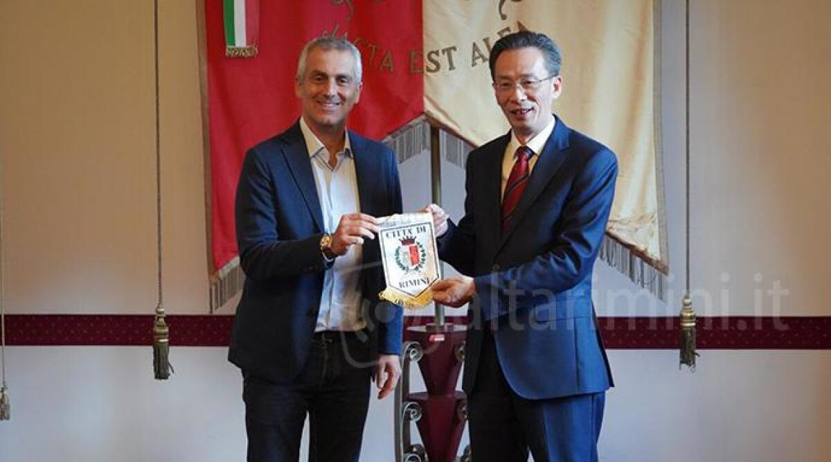 Cina amica di Rimini: i saluti tra la Provincia del Jiangsu e la citt&agrave; - Visita della delegazione cinese in Sala della Giunta