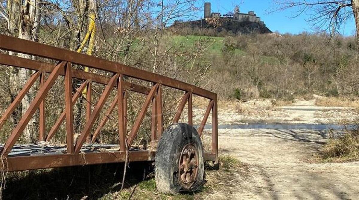 La passerella di Saiano, ancora una mancanza per il Cammino di San Francesco - Il ponticello mobile usato in estate per 'guadare' il Marecchia