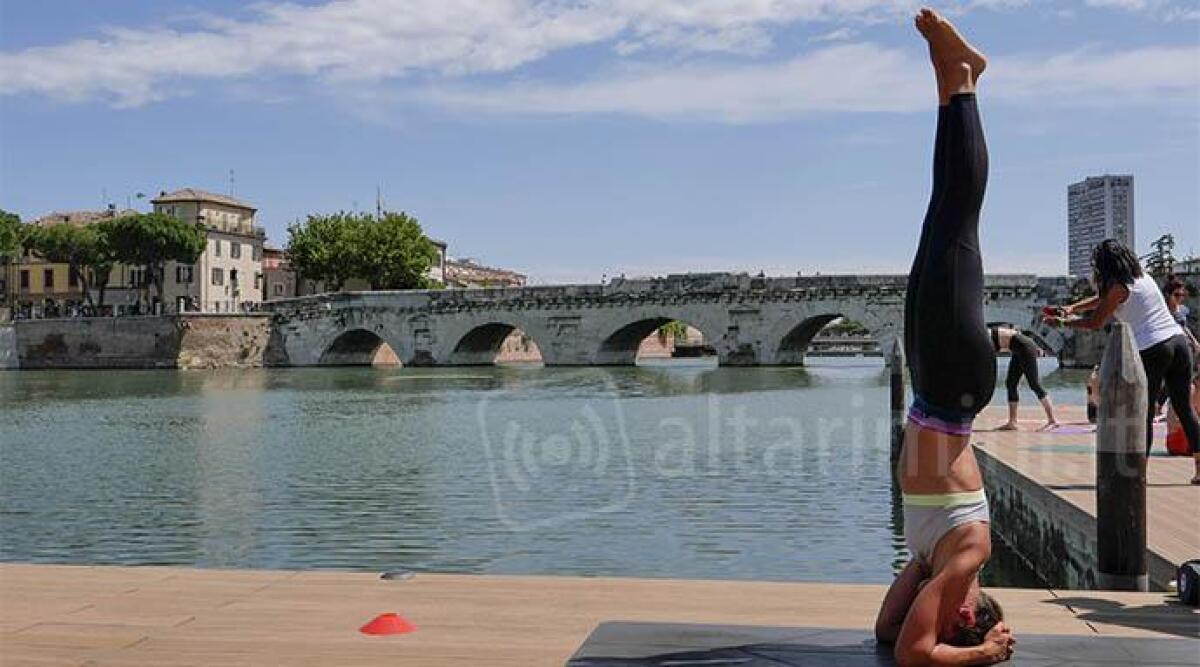 Rimini per 4 giorni palestra a cielo aperto: aperte le iscrizioni - Yoga sulla piazzetta dell'acqua del ponte Tiberio GALLINI
