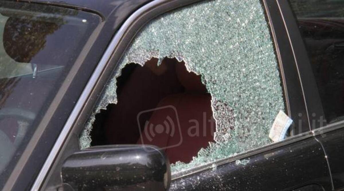 Rimini, spacca il vetro di un&rsquo;auto in sosta e ruba uno zaino: in manette - Furto in auto