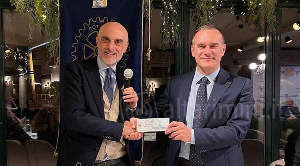 Tumori pediatrici, Rotary Club Riccione Cattolica cofinanzia app per i bimbi ricoverati - Il presidente del Rotary Club Riccione Cattolica Ricci e il direttore generale Ior Miserocchi