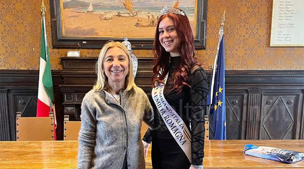 La giovane miss di Cattolica Nicole Cappellini ricevuta dalla sindaca - La sindaca Foronchi e Nicole Cappellini