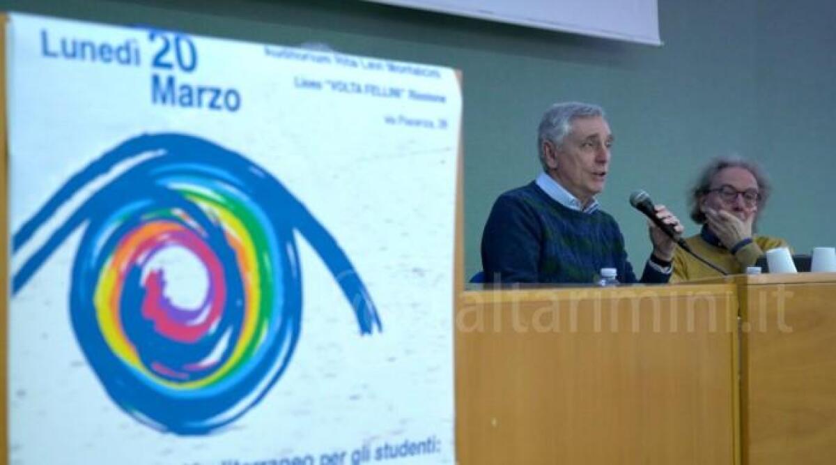 Universo Pluriverso, al liceo Volta Fellini di Riccione arriva il divulgatore Luca Perri - Un momento del precedente incontro con il prof Antonello Pasini