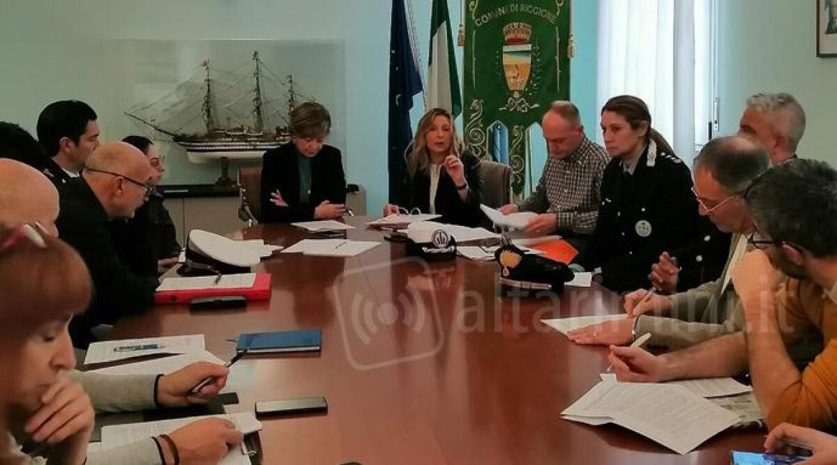 Riccione, la spiaggia apre in anticipo: e sulla battigia stop al fumo - Un momento dell'incontro