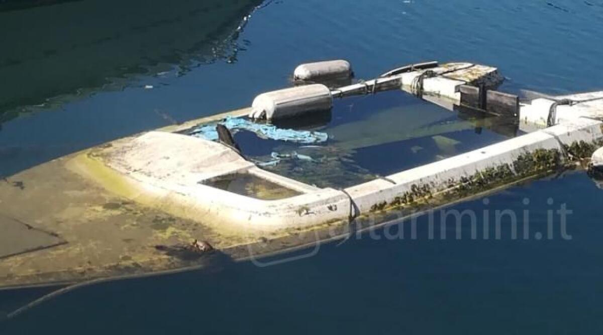 Rimini, barca abbandonata al ponte dei Mille: 'spettacolo indecoroso'. La segnalazione - L'imbarcazione abbandonata