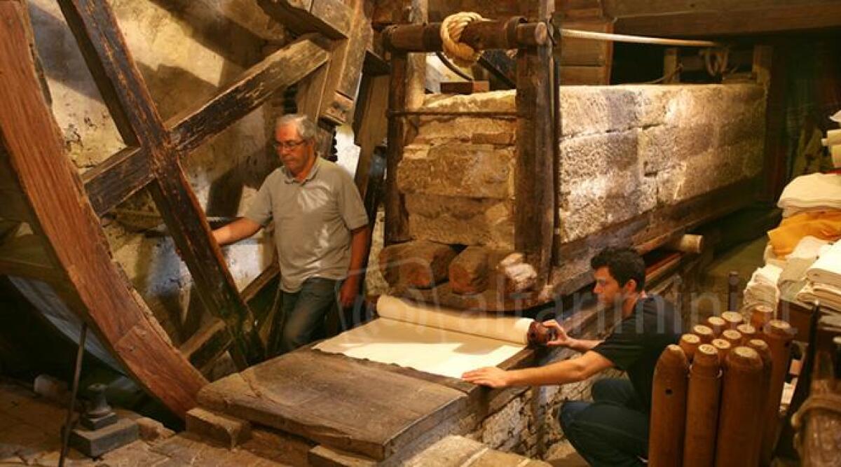 In servizio da quasi quattro secoli: compie 390 anni il mangano della stamperia Marchi - Alfonso e Gabriele Marchi