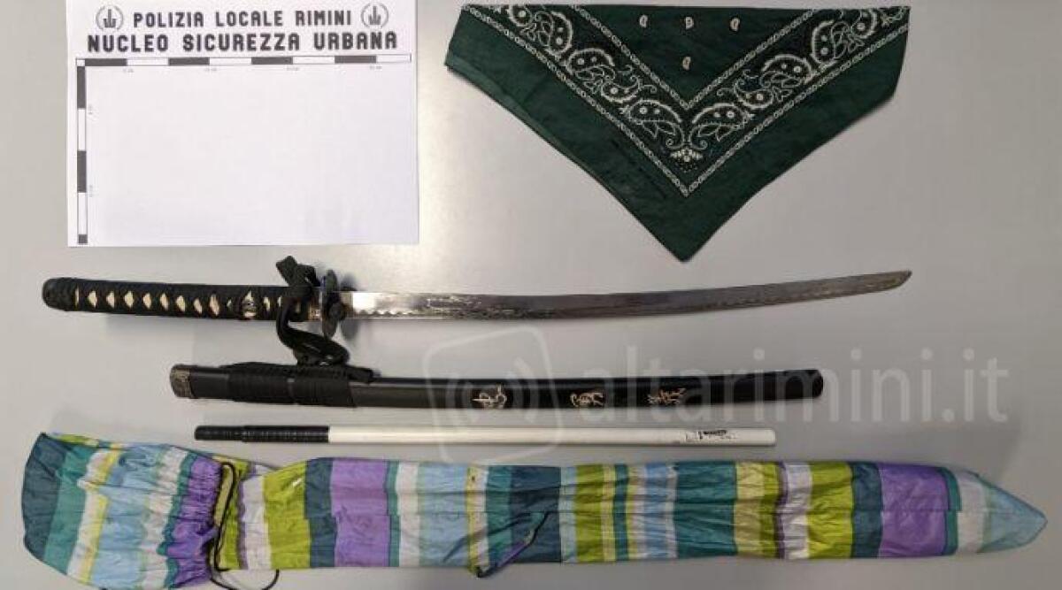 A spasso in stazione con katana e manganello: denunciato 23enne - Le armi sequestrate
