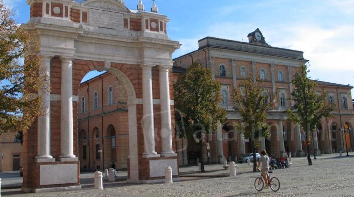 Naufragio Cutro, il Pd scende in piazza: 'Piantedosi si dimetta' - Arco di piazza Ganganelli a Santarcangelo