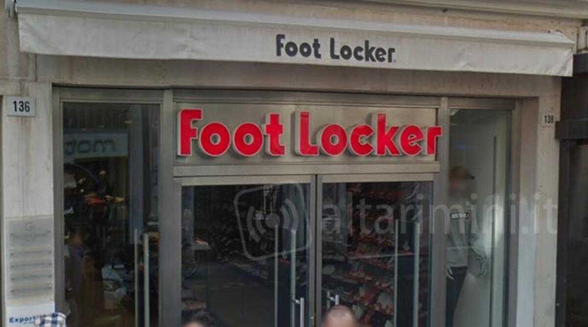 Chiude il negozio Foot Locker nel centro storico di Rimini dopo tre decenni di attivit&agrave; - 