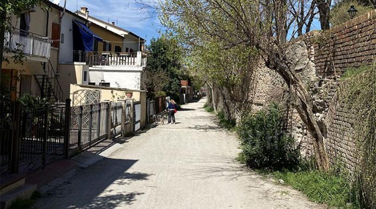 Rimini: via Antonia de Barignano abbandonata al degrado, tra buche e polvere - Via Antonia de Barignano