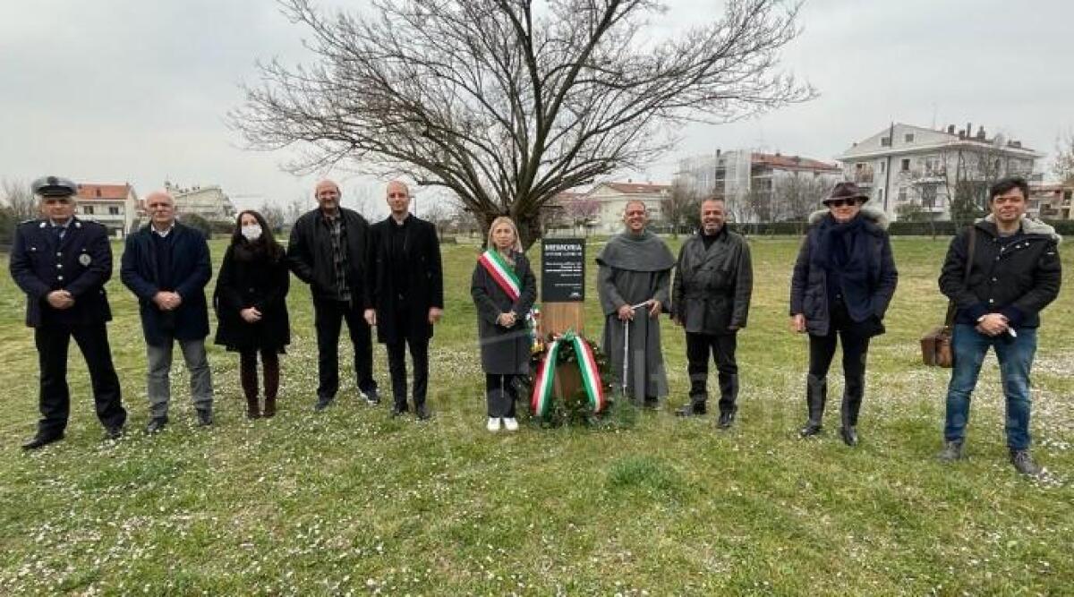 Cattolica ricorda le vittime del Covid con una cerimonia al Parco delle Querce - L'inaugurazione della targa nel marzo 2022