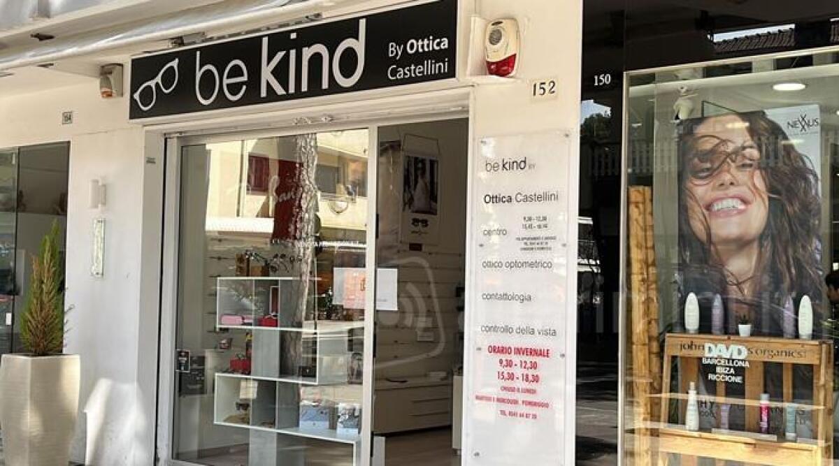 Riccione, ladri ripuliscono l'ottica Castellini: maxi razzia di occhiali da sole - L'ottica visitata dai ladri PH ALTARIMINI