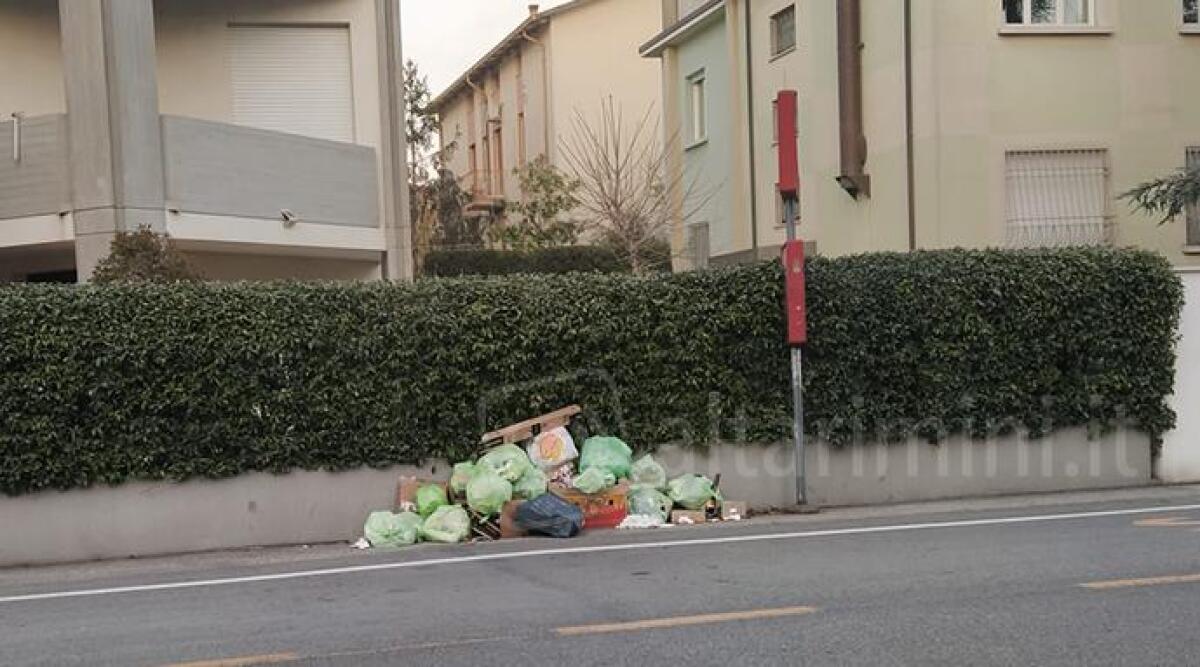 Rimini, inquilini maleducati utilizzano la fermata del bus come discarica di vicinato - Cumulo di rifiuti in via Praga