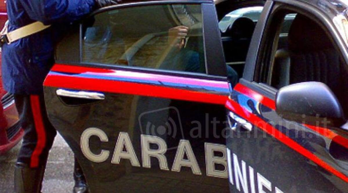 Giornate di follia al residence: prima picchia la compagna, poi si getta dalla finestra - Foto di repertorio