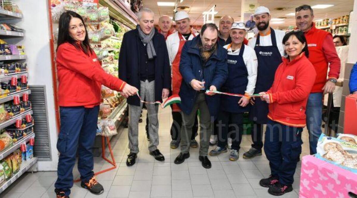Rimini, nuova gestione per il Conad City Pintor: inaugurazione con l'assessore Magrini - Taglio del nastro