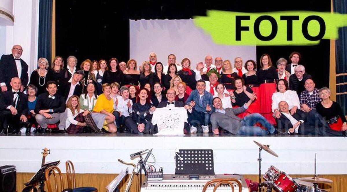 Dopo cinquant'anni la comunità di Novafeltria si riunisce sul palco del Cicalino d'oro - Foto di Roberto Agostino "Toni"