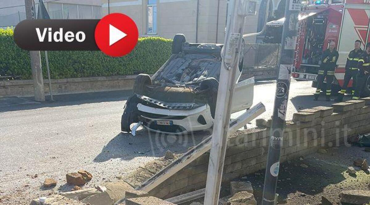Centra un dehor e si ribalta con l'auto: conducente illeso - Il luogo dell'incidente