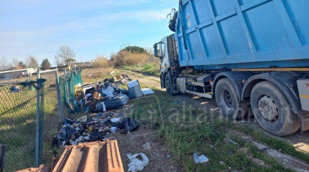 Auto abbandonate e rifiuti di ogni tipo: Forestale bonifica via Maceri - Alcuni dei rifiuti abbandonati