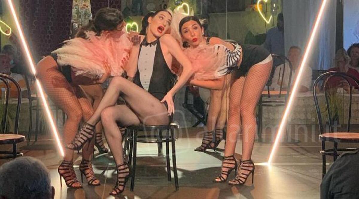 Rimini, ballerine in vetrina nella storica boutique di via Mentana - 