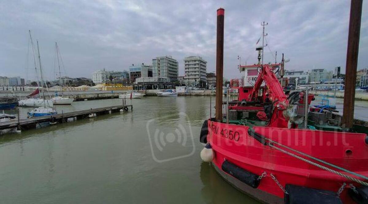 Riccione, dragaggio e pulizia del canale all'imbocco del porto - Dragaggio del porto
