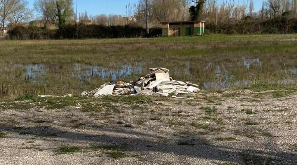 Miramare, area ex luna park ridotta a discarica. La segnalazione - La zona abbandonata