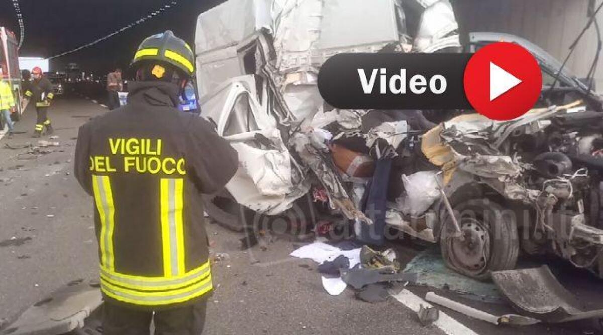 Tamponamento tra furgone e Tir sull'A14: intervento dei vigili del fuoco di Rimini. Traffico in tilt - Incidente in A14: l'intervento dei Vigili del fuoco