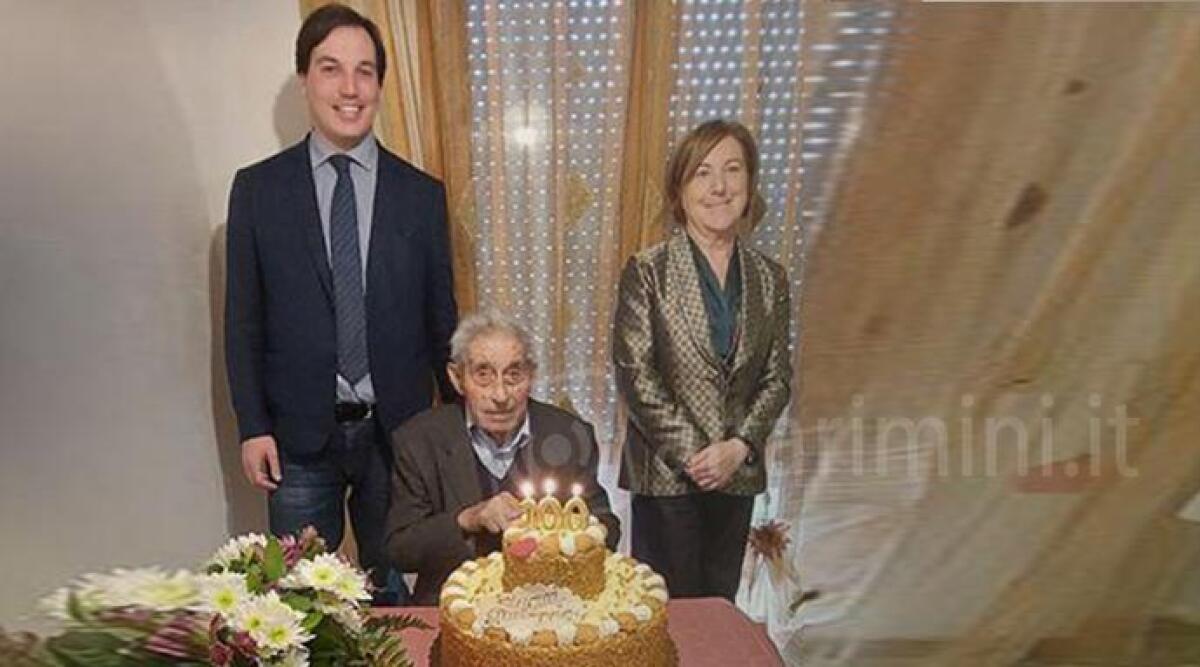 Corpol&ograve;, Giuseppe Celli festeggia 100 anni: una vita di tenacia e coraggio - Giuseppe Celli con l'Ass. Bragagni e la consigliera Guaitoli