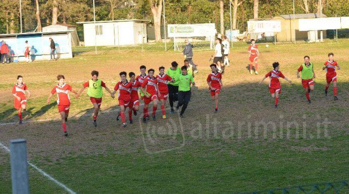 Calcio, per il Garden week end trionfale: successi in U16, U14 e Terza - La squadra Under 16 del Garden festeggia a San Lorenzo