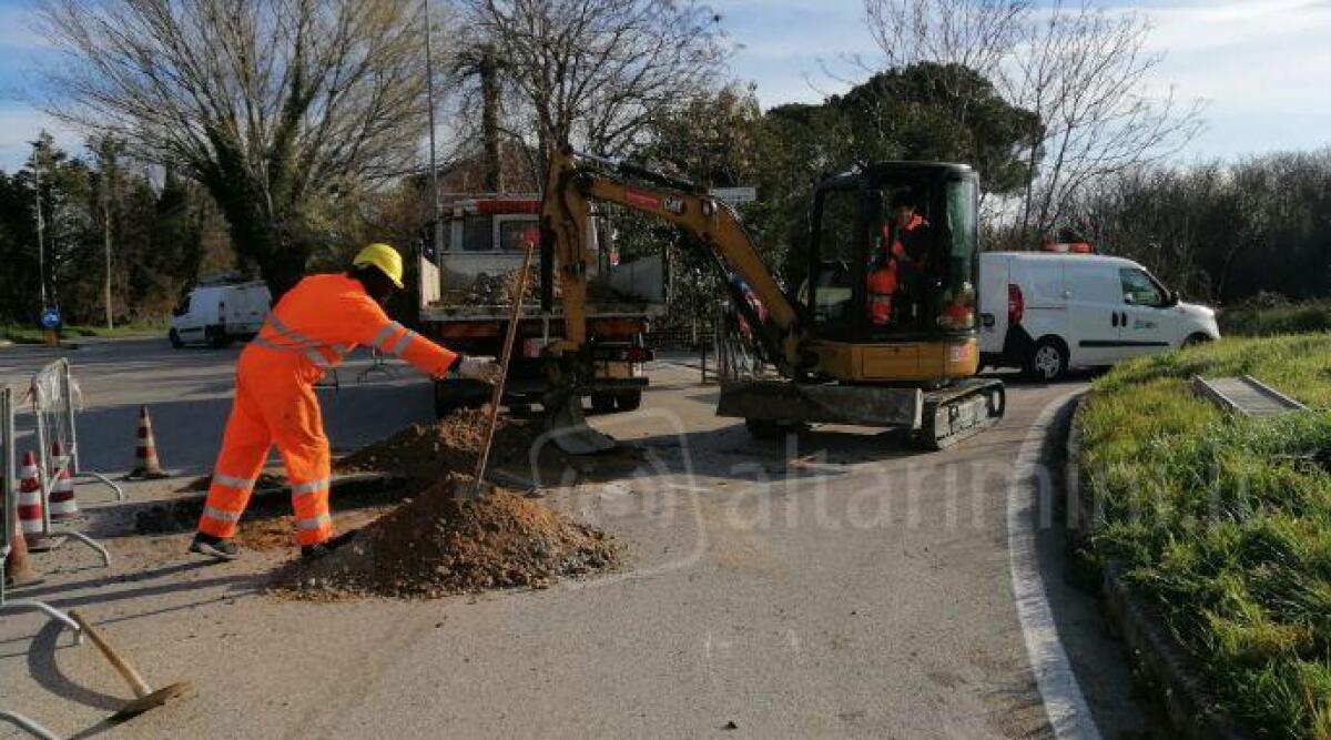Riccione, rottura di condotta idrica in viale Piemonte - Lavori in corso a Riccione